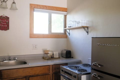 Standard Studio Suite | Private kitchen | Microwave, coffee/tea maker, cleaning supplies