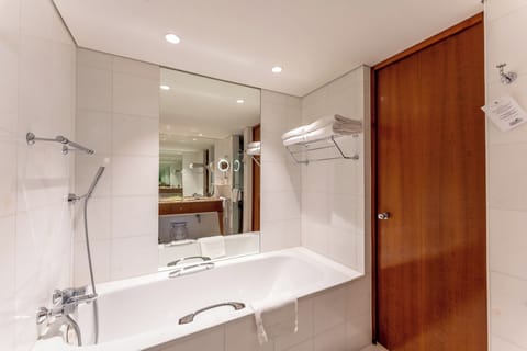 Standard Double Room, Non Smoking | Bathroom | Designer toiletries, hair dryer, bathrobes, slippers