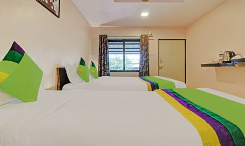 Deluxe Double Room | Desk, iron/ironing board