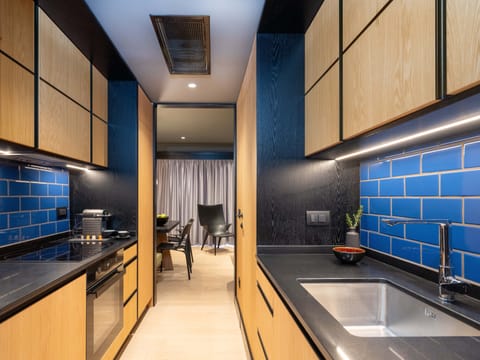 City Experience Suite | Private kitchenette | Mini-fridge, coffee/tea maker, electric kettle, toaster