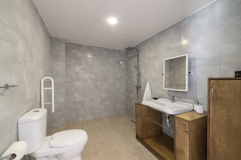 Superior Studio, Private Pool, Sea View | Bathroom | Shower, slippers, towels