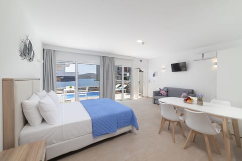 Superior Studio, Private Pool, Sea View | Desk, soundproofing, free WiFi, bed sheets