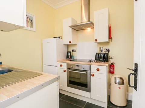 Cottage | Private kitchen | Fridge, dishwasher, electric kettle, toaster