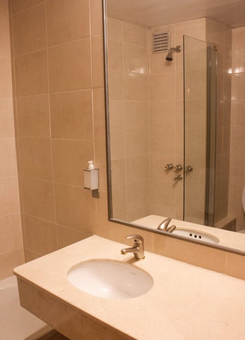 Combined shower/tub, rainfall showerhead, free toiletries, hair dryer