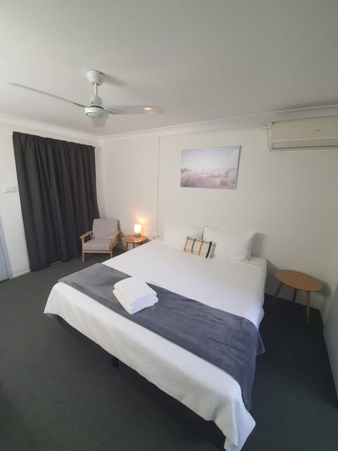 Double Room | Laptop workspace, blackout drapes, iron/ironing board, free WiFi