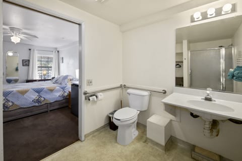 Senior Room | Bathroom | Towels