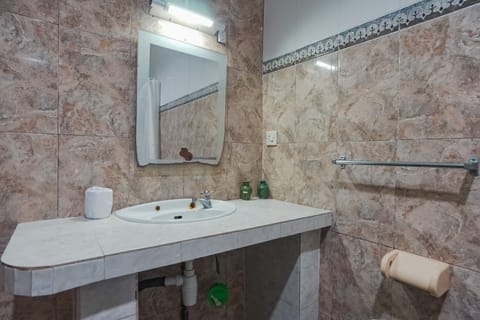 Bungalow | Bathroom | Shower, free toiletries, towels