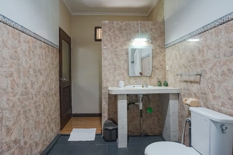 Bungalow | Bathroom | Shower, free toiletries, towels