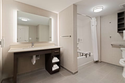 Combined shower/tub, hair dryer, towels