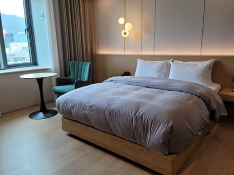 [2PM Check out] Executive Double (Lounge access + Fitness] | Desk, free WiFi, bed sheets