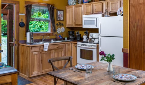 Deluxe Cabin | Private kitchen | Microwave, coffee/tea maker, toaster, coffee grinder