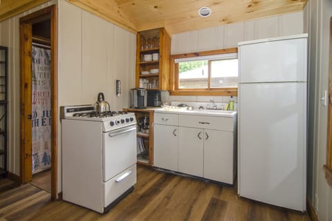 Full-size fridge, oven, stovetop, toaster