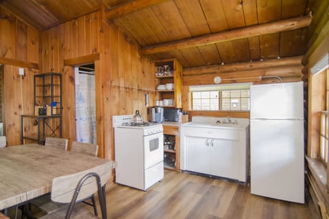 Full-size fridge, oven, stovetop, toaster