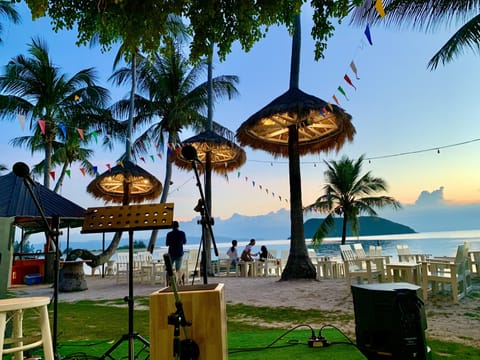 Thai cuisine, beach views 