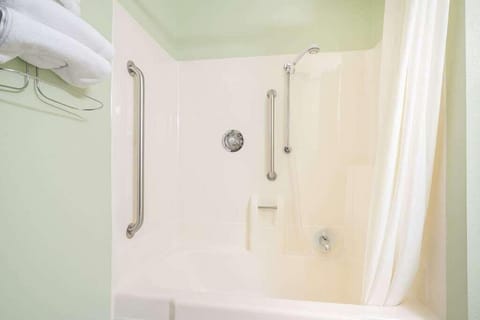 Combined shower/tub, free toiletries, towels