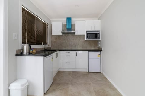 House, 3 Bedrooms | Private kitchen | Mini-fridge, microwave, stovetop, electric kettle