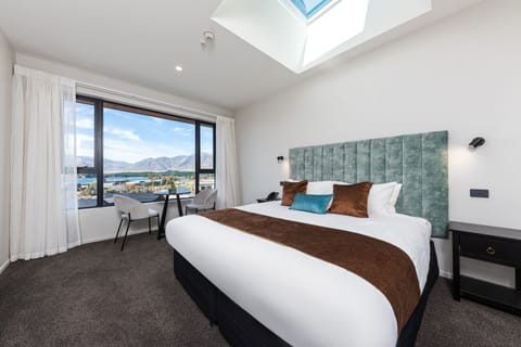 Deluxe Double Room, Lake View | Minibar, desk, soundproofing, free WiFi