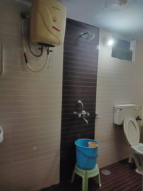 Deluxe Single Room | Bathroom | Shower, free toiletries, towels, soap