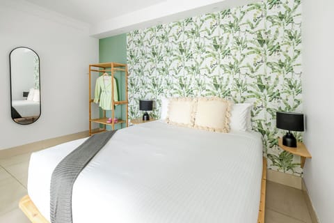 Island Breeze Queen room with Garden View | Free WiFi, bed sheets