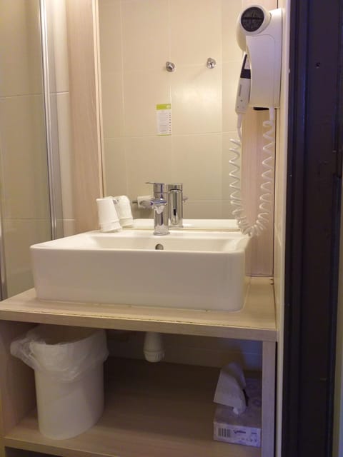 Standard Triple Room | Bathroom | Shower, hair dryer, towels