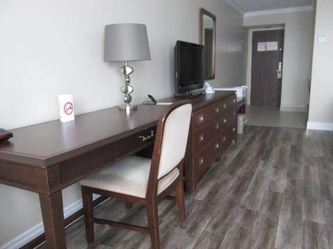 Deluxe Room, 2 Queen Beds | In-room business center