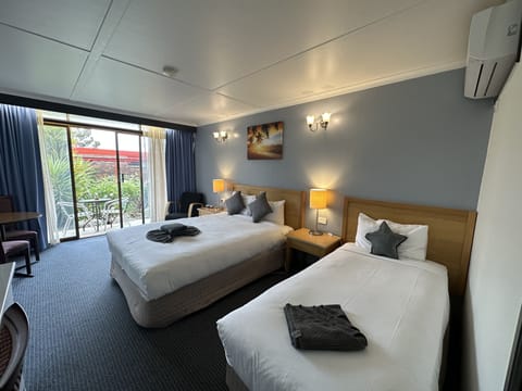 Standard Twin Room | Desk, free WiFi, bed sheets, wheelchair access