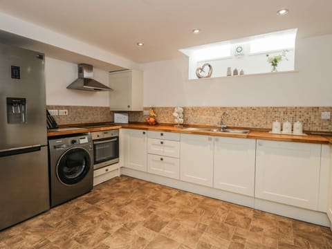 Cottage | Private kitchen | Fridge, electric kettle, cookware/dishes/utensils