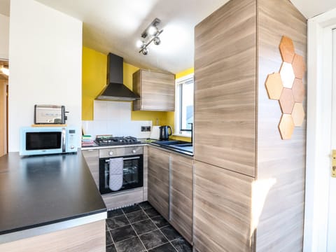 Cottage | Private kitchen | Fridge, electric kettle, toaster, cookware/dishes/utensils