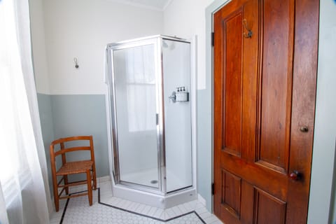 Ash Room | Bathroom | Shower, hair dryer, heated floors, towels