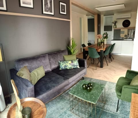 Domus 4+2 | Living area | 32-inch flat-screen TV with digital channels, TV