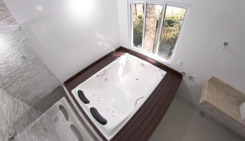 Luxury Room | Bathroom | Separate tub and shower, jetted tub, hair dryer, towels