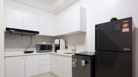 Premier Apartment | Private kitchen | Fridge, stovetop, cookware/dishes/utensils, cleaning supplies