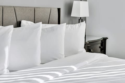 Standard Room, 1 King Bed, Lake View | Egyptian cotton sheets, premium bedding, down comforters