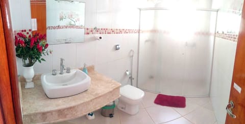 Suite Quadrupla A3 | Bathroom | Shower, free toiletries, towels, soap