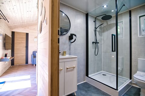 Exclusive Chalet | Bathroom | Shower, hydromassage showerhead, hair dryer, slippers