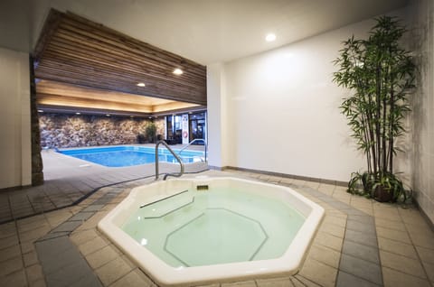 Indoor spa tub