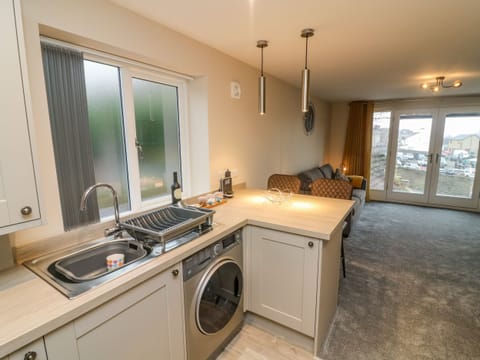 Cottage | Private kitchen | Fridge, electric kettle, toaster, cookware/dishes/utensils