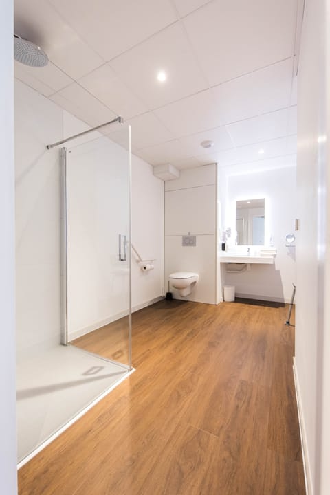 Superior Suite | Bathroom | Hair dryer, towels, soap, shampoo