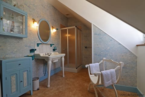 Exclusive Double Room | Bathroom | Free toiletries, hair dryer, towels, soap