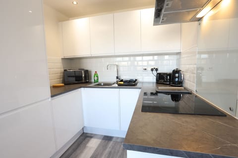 Basic Room | Private kitchen | Microwave, oven, dishwasher, electric kettle