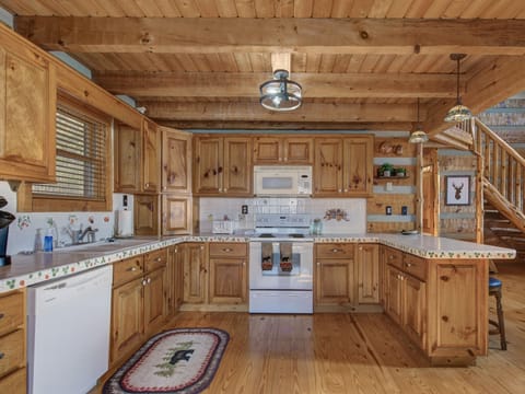 Cabin, Multiple Beds, Patio | Private kitchen | Fridge, microwave, oven, stovetop