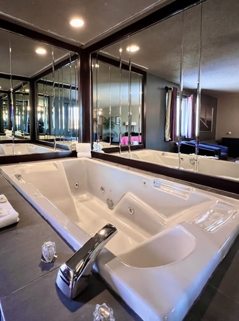 Executive Suite, One King Bed | Jetted tub