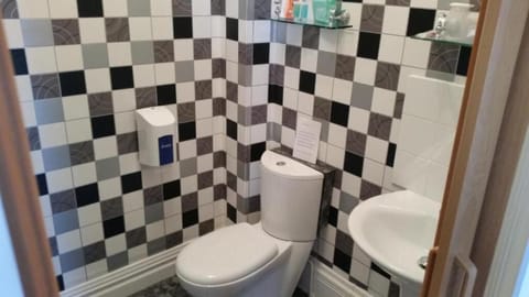 Family Room (Room 8) | Bathroom | Shower, towels