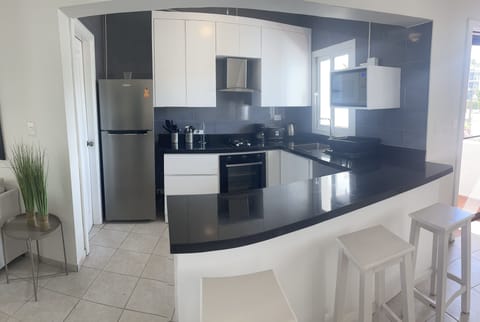 Deluxe Apartment | Private kitchen | Fridge, microwave, stovetop, toaster