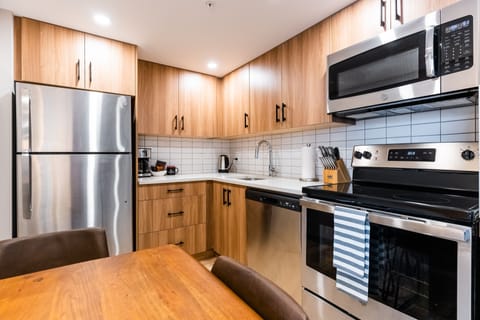 Apartment, 1 Bedroom | Private kitchen | Full-size fridge, microwave, oven, stovetop