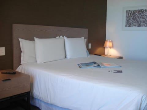 Standard Room, 1 Queen Bed | Minibar, in-room safe, soundproofing, free WiFi