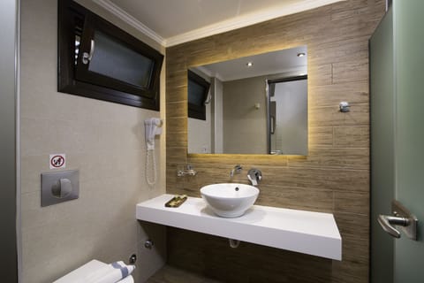 Standard Double Room | Bathroom | Shower, hair dryer, towels