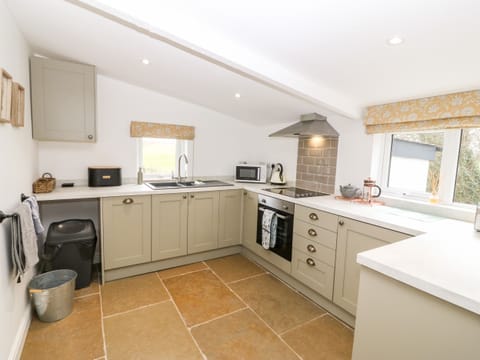 Cottage | Private kitchen | Fridge, dishwasher, electric kettle, toaster