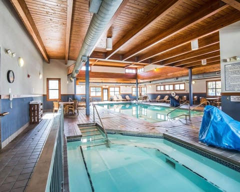 Indoor pool, sun loungers