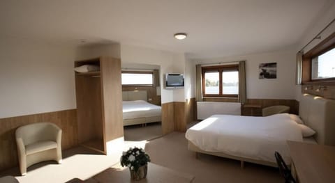 Minibar, desk, free WiFi, bed sheets